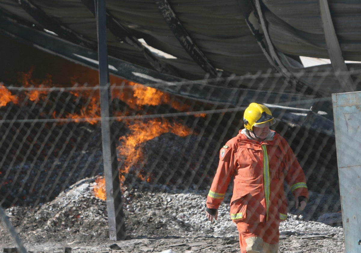 Un bombero del Consorcio en el incendio de una nave industrial.