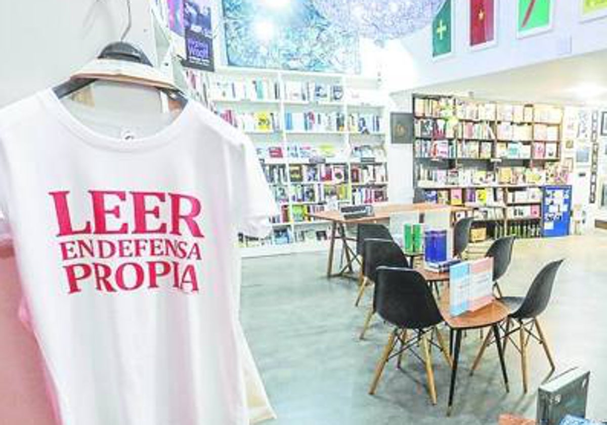 El interior de la librería Ramon Llull en Valencia.