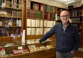 Carlos Peláez, en su tienda de la calle San Vicente en Valencia.