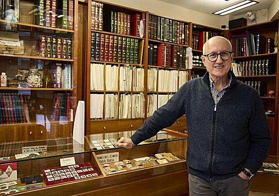 Carlos Peláez, en su tienda de la calle San Vicente en Valencia.