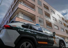 Una patrulla de la Guardia Civil junto al edificio de Vilamarxant donde tuvo lugar el filicidio.