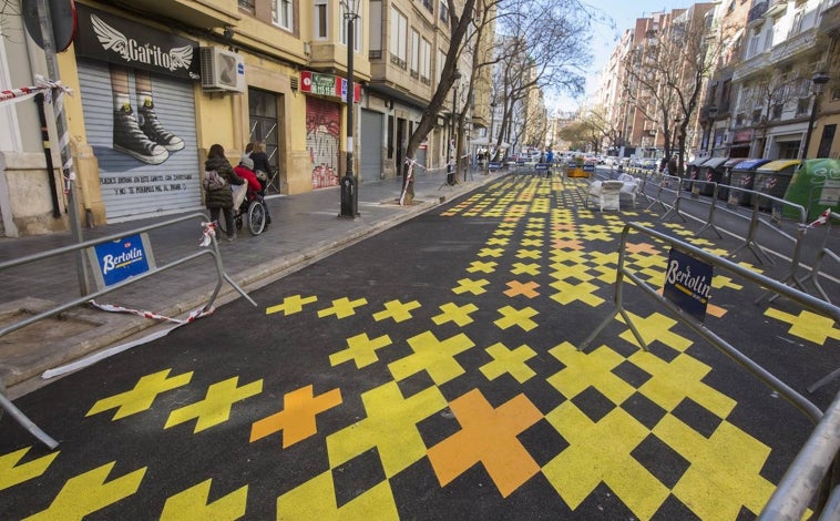 Imagen principal - Cruces para marcar la zona peatonal, líneas naranjas y maceteros y árbol plantado en el cruce de Palleter con Calixto III. 