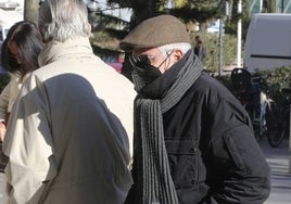 Mariano López, con mascarilla, gafas, bufanda y gorra trata de pasar desapercibido en su llegada a la Ciudad de la Justicia.