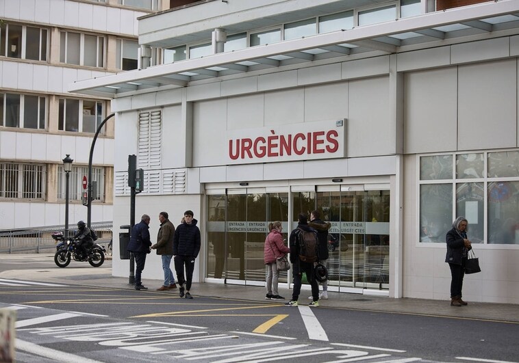 Pacientes a las puertas del servicio de Urgencias de un hospital valenciano.