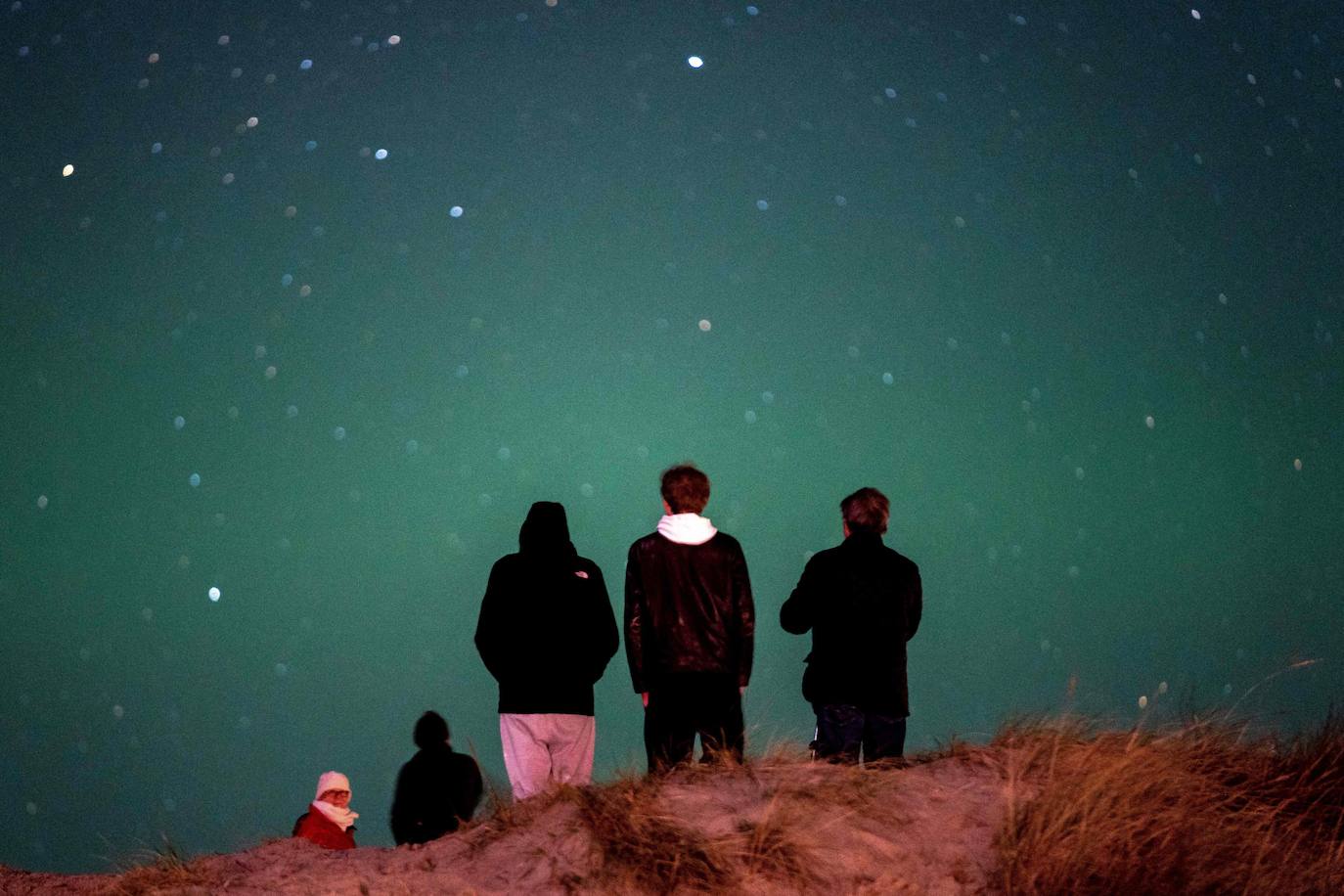 Aurora boreal sobre el cielo de Hornbaek Beach, en Dinamarca.