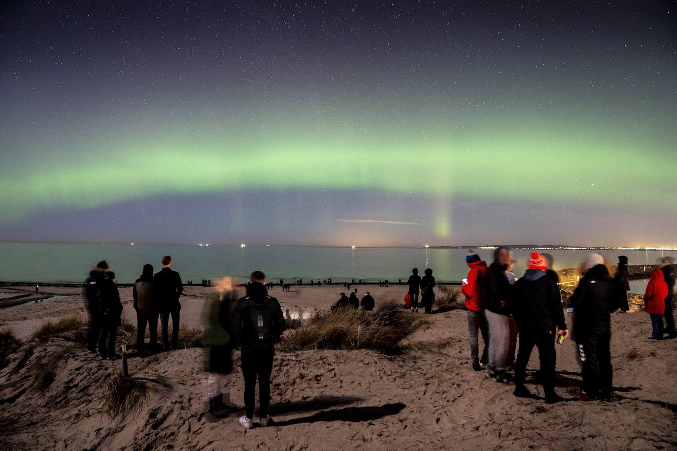 Aurora boreal sobre el cielo de Hornbaek Beach, en Dinamarca.