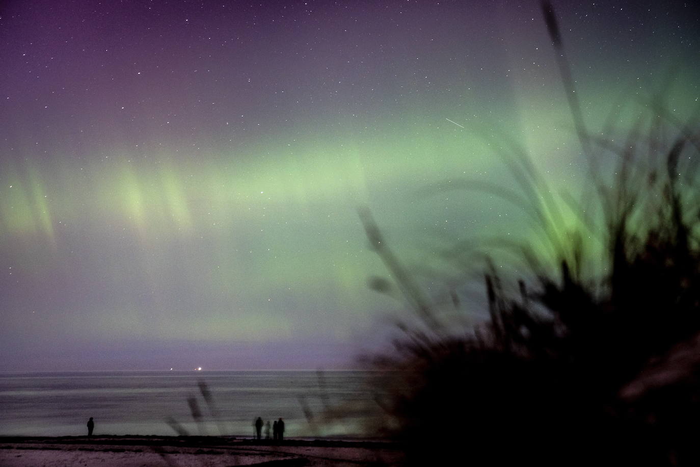 Aurora boreal sobre el cielo de Hornbaek Beach, en Dinamarca.