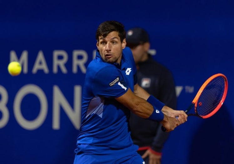 Bernabé Zapata golpeando de revés en el Abierto de Argentina.