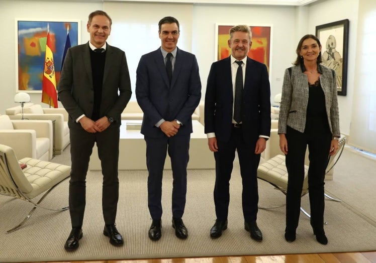 Pedro Sánchez junto a dirigentes de Volkswagen en una reunión mantenida el miércoles en el que abordaron cuestiones como la gigafactoría de Sagunto.