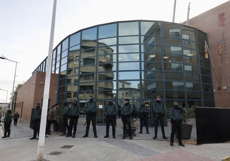 Cordón de guardias civiles en la puerta del juzgado para evitar posibles incidentes.