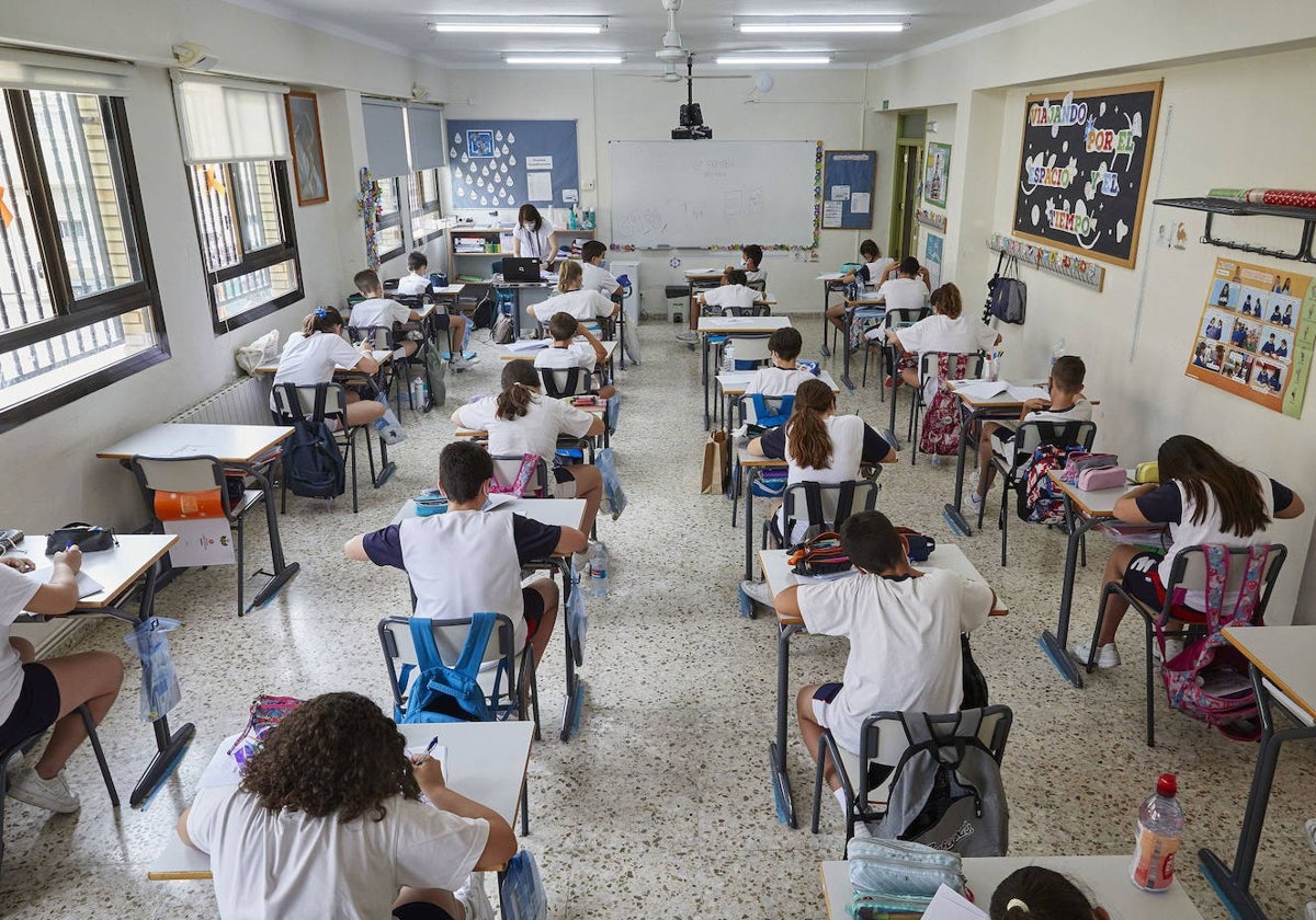 Alumnos trabajan en un aula.