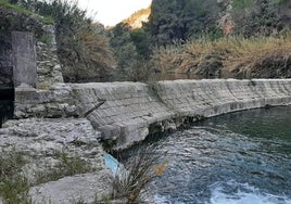 Uno de los azudes de Villalonga que la CHJ quiere derribar.