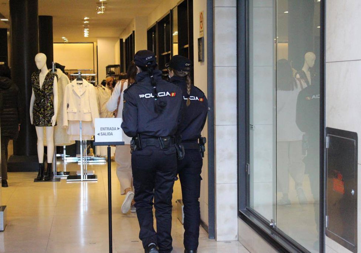 Agentes de la Policía Nacional entran en una tienda de Valencia.