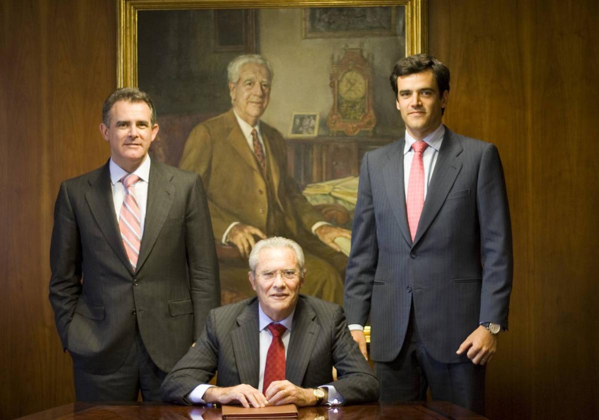 Emilio Serratosa, con sus hijos Javier y Gonzalo, delante de la imagen del fundador de la empresa, José Serratosa.