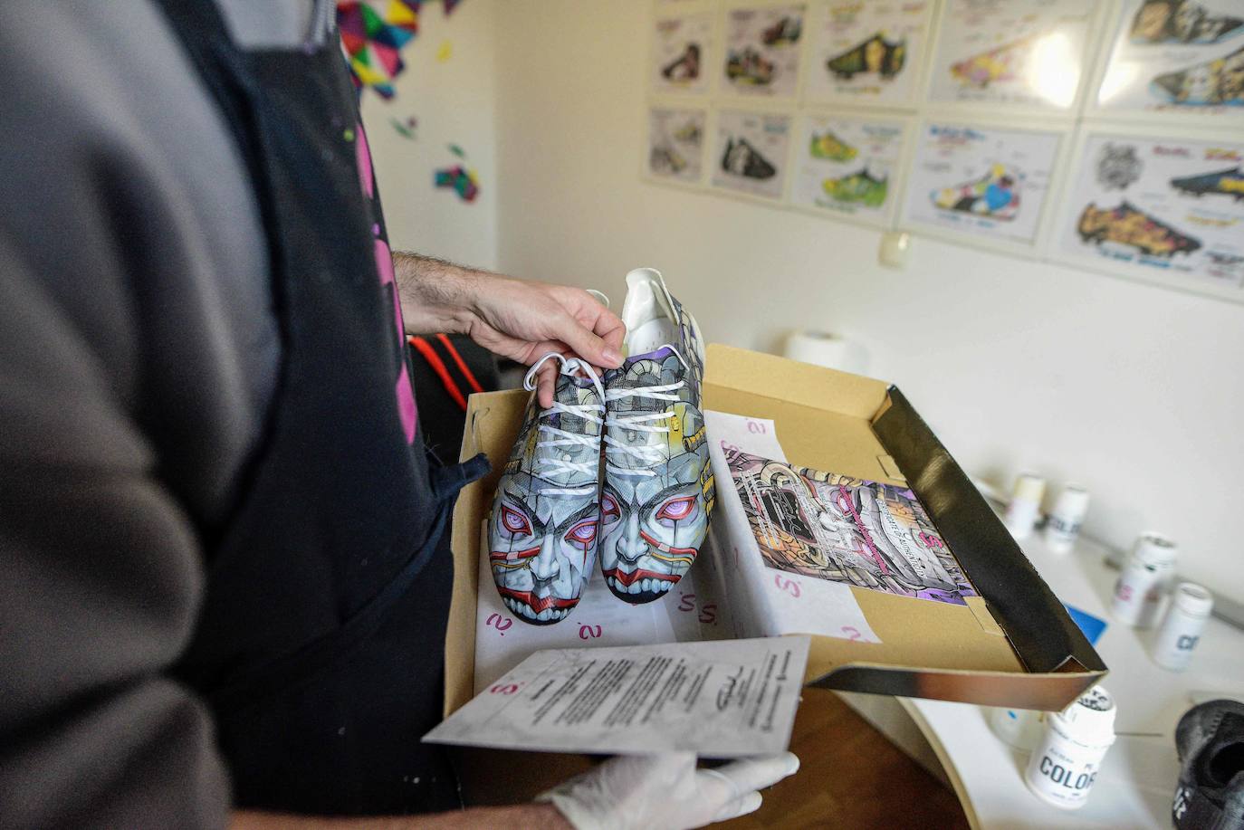 Así trabaja el artista que pinta cuadros en zapatillas