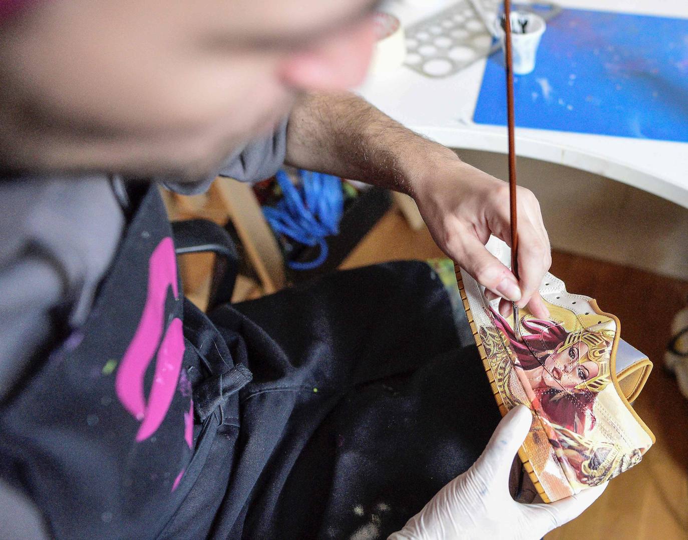 Así trabaja el artista que pinta cuadros en zapatillas