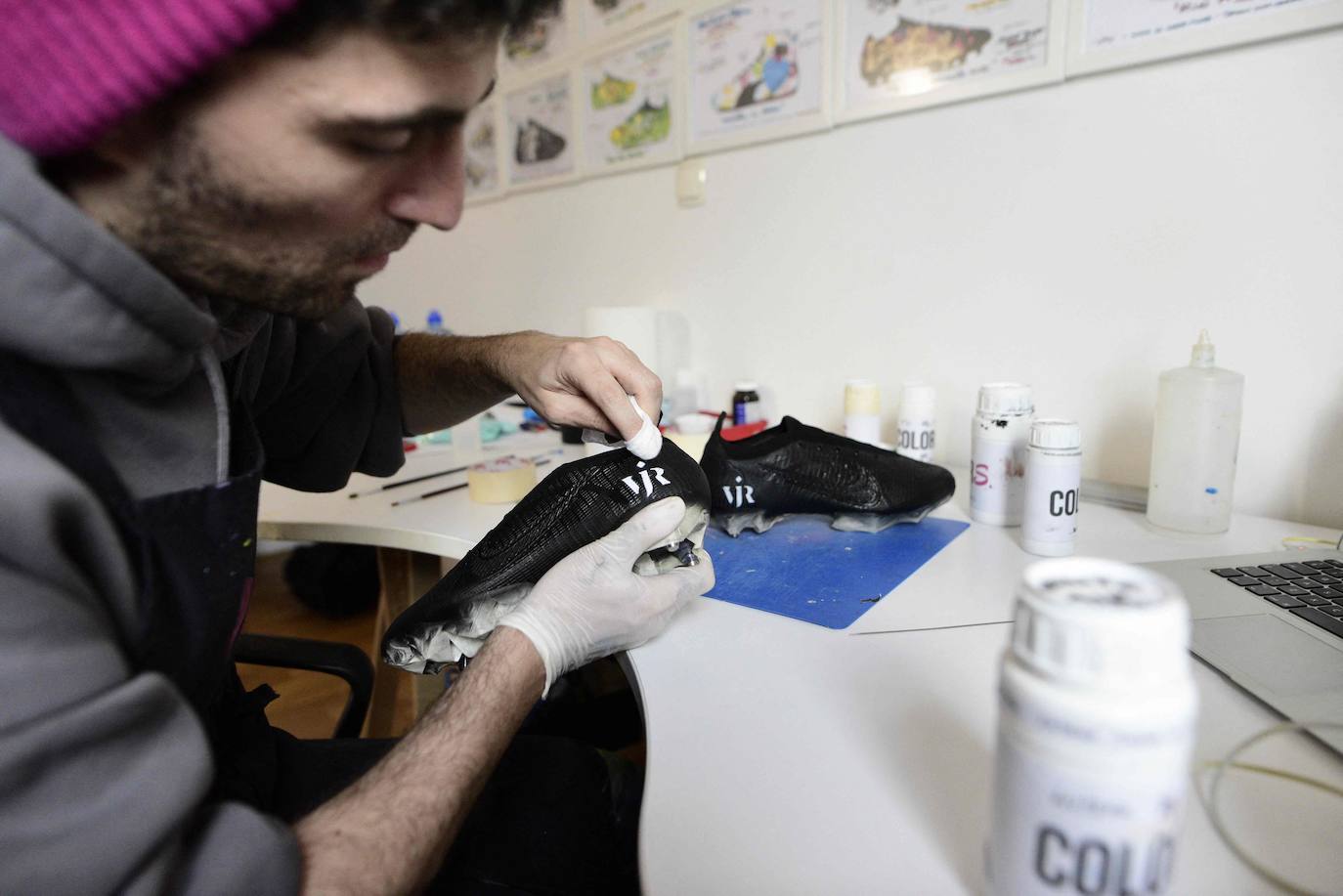 Así trabaja el artista que pinta cuadros en zapatillas