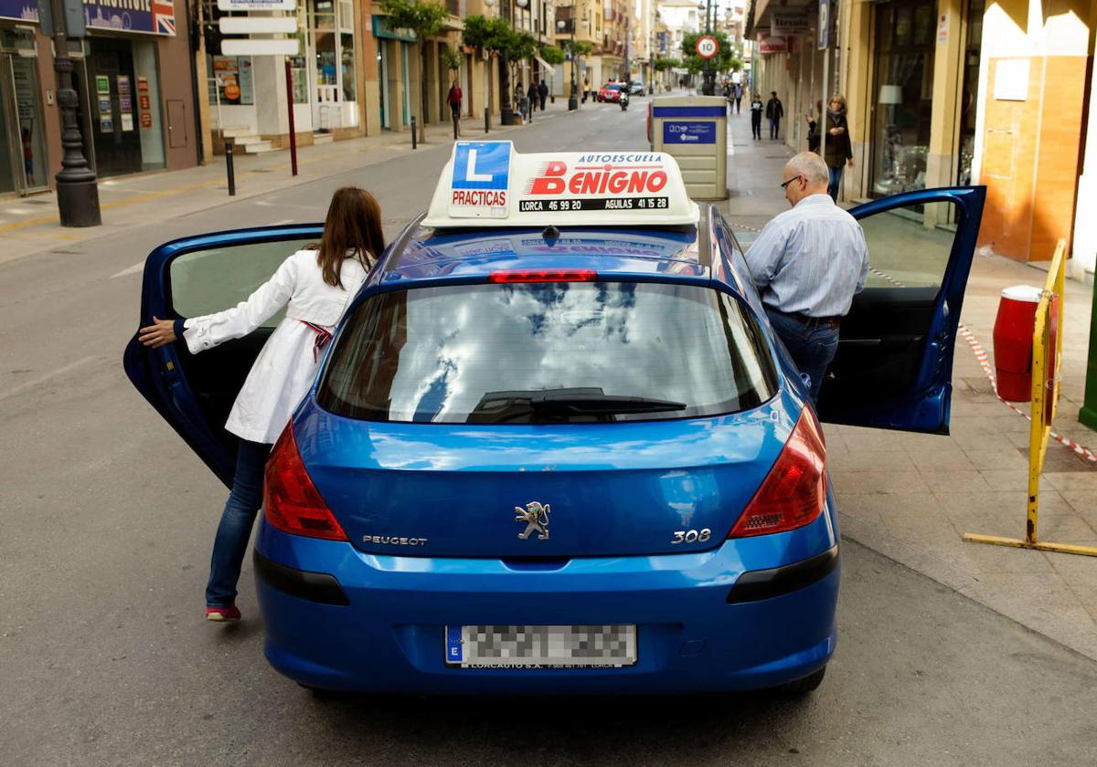 Así será el nuevo carnet de conducir para jovenes de 17 años: obligaciones y requisitos