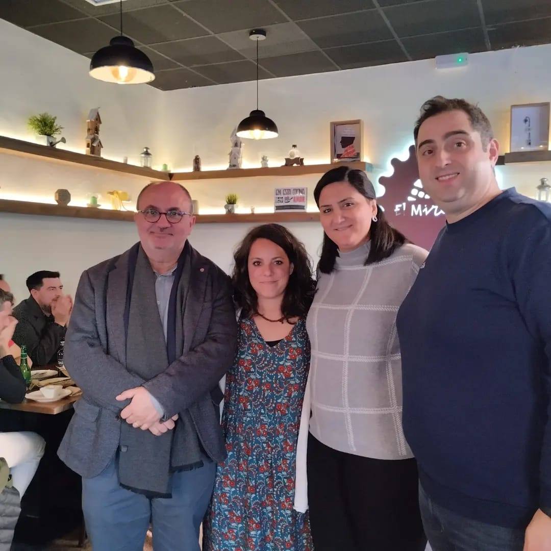 Sergio Rivas, junto a Hiba y Nazib, los dueños del restaurante El Miracle.