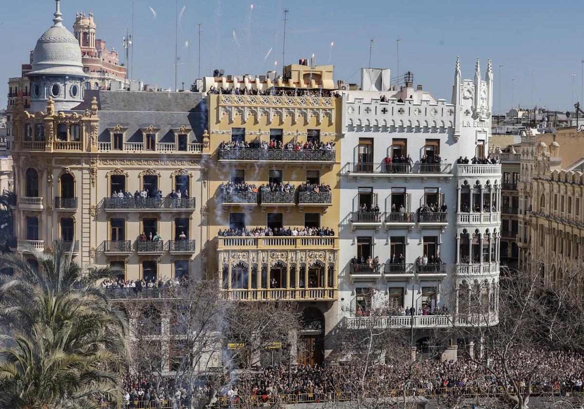 Balcones repletos de gente durante la mascletà de este jueves.