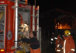 Bomberos apagan un incendio en una nave de pinturas de Sagunto.