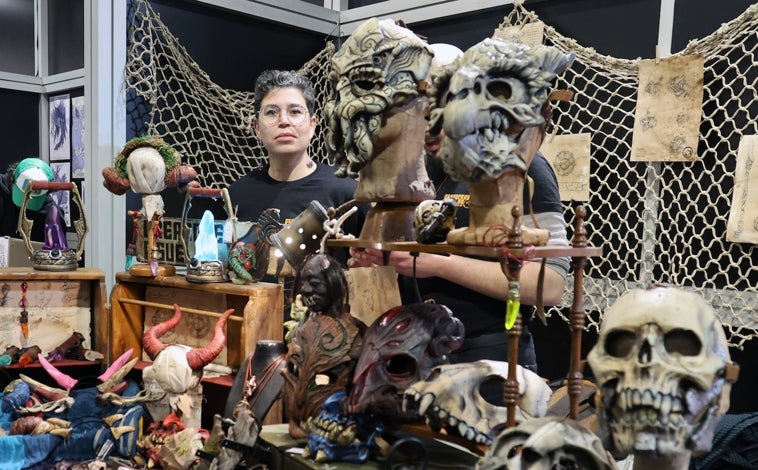 Imagen principal - Algunos de los 'stands' que se pueden visitar en el Salón del Cómic de Valencia.