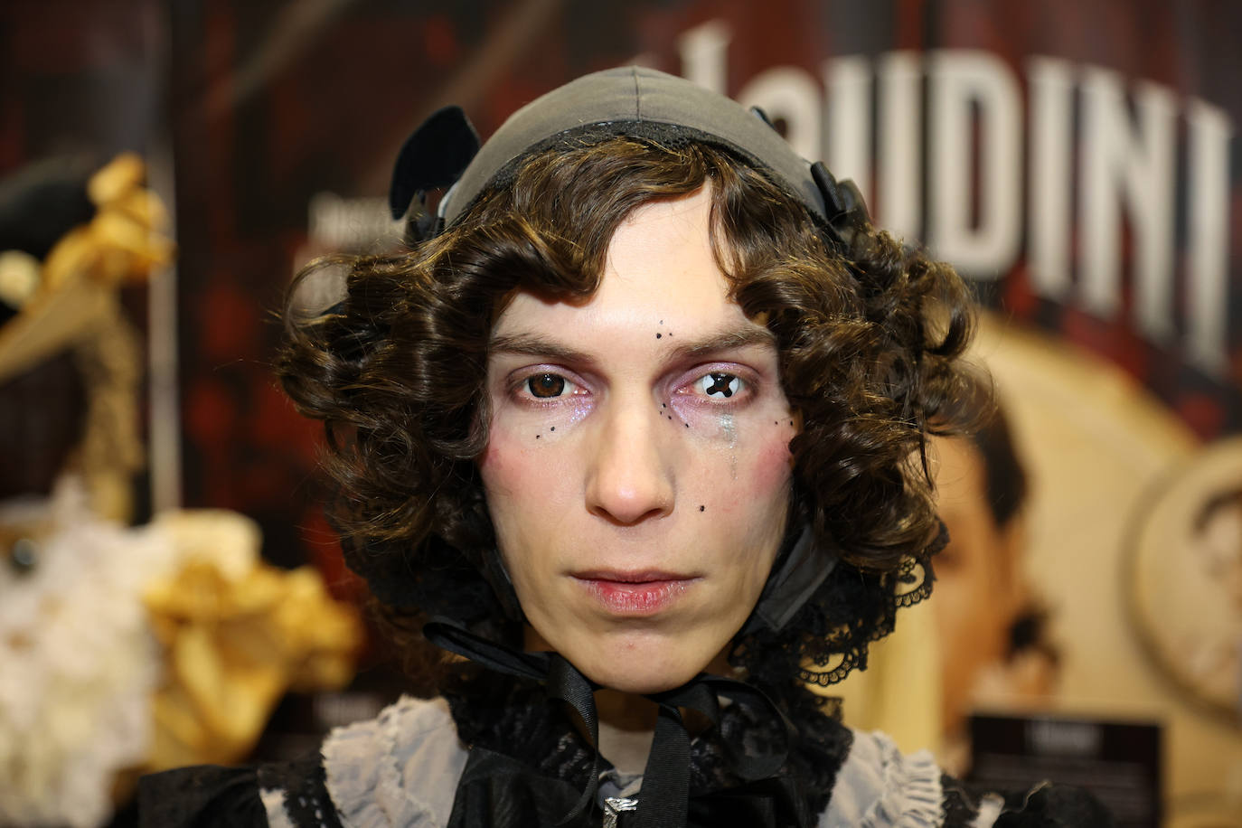 Llamativas las lentillas de uno de los personajes de 'Houdini', una obra de teatro que se representa en el teatro Flumen de Valencia y que demuestra que en el Salón del Cómic te puedes encontrar a cualquier personaje.