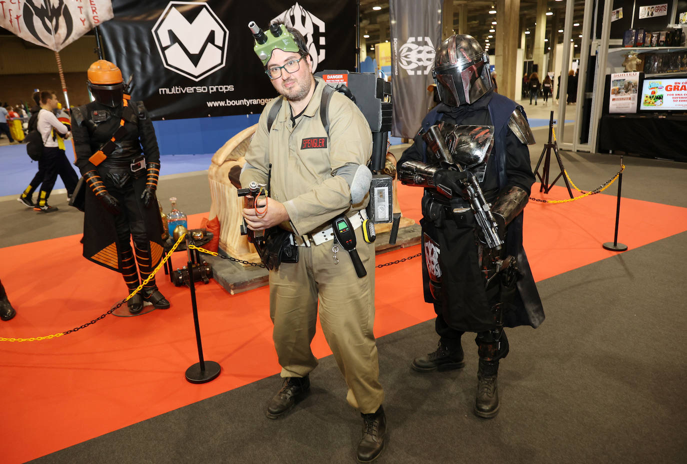 Dos de los asistentes, uno de ellos caracterizado del personaje Egon Spengler, de 'Los cazafantasmas', y otro como uno de los protagonistas de 'The Mandalorian'.