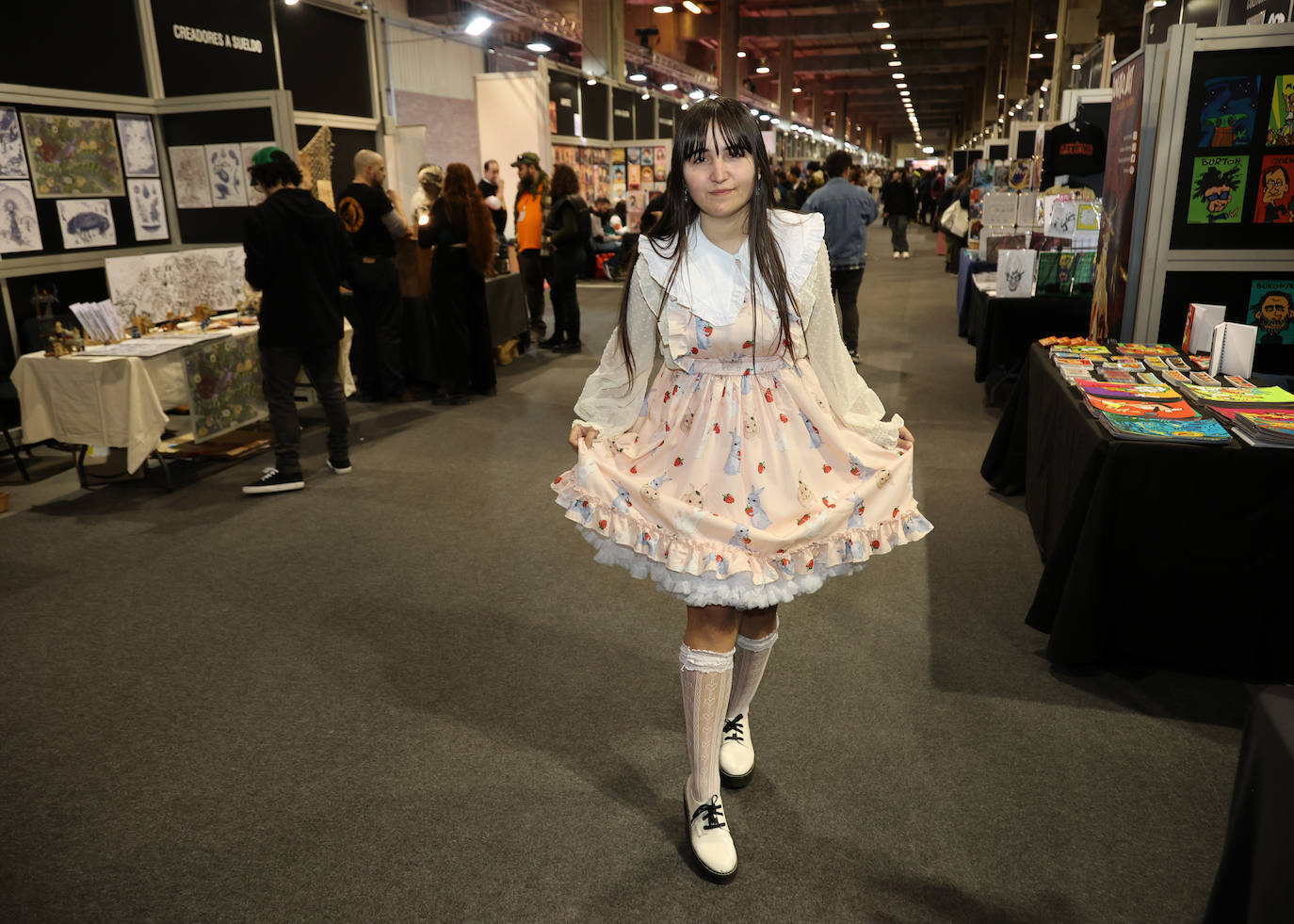 Entre los múltiples personajes que se pueden ver en el Salón del Cómic, también se ha colado una 'Lolita' vistiendo sus mejores galas para la ocasión.