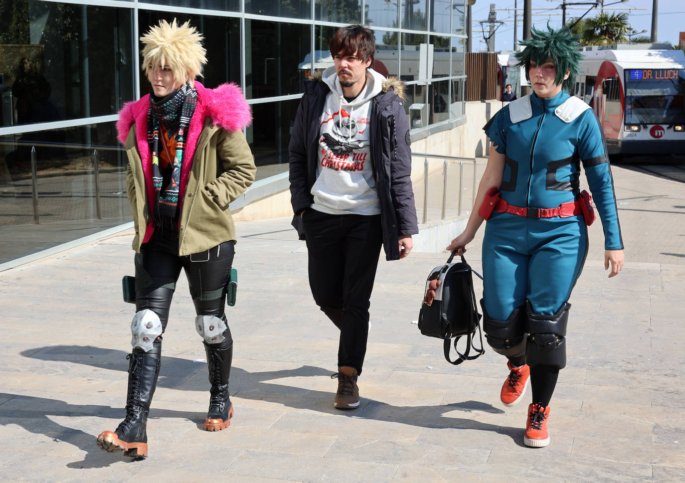 Tres jóvenes, dos de ellos caracterizados con sus 'cosplays'. llegando al Salón del Cómic de Valencia.