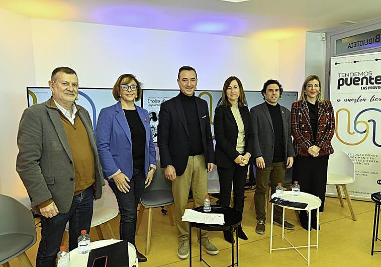 Los participantes, en la parte superior del edificio La Botaia de Riba-roja, antes de la celebración del encuentro organizado por LAS PROVINCIAS.
