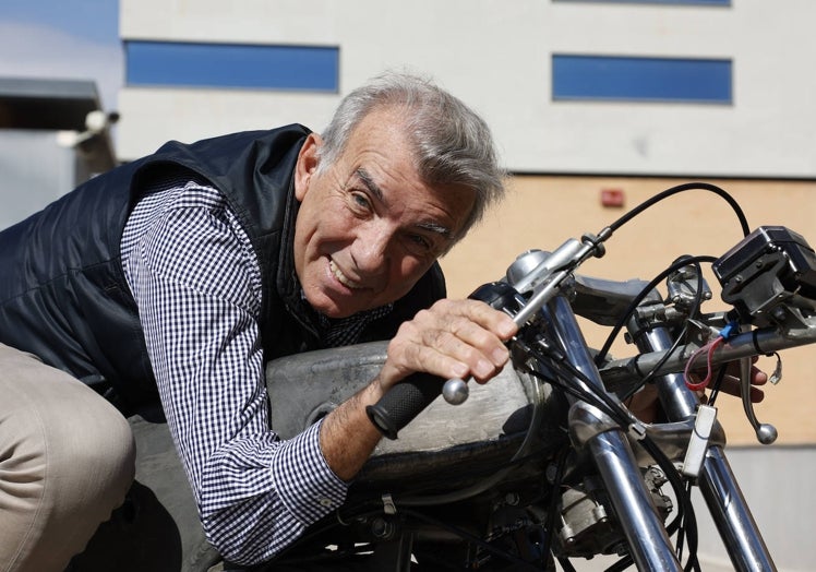 Mantiene su pasión por el motor intacta y sigue emocionándose con las historias del pasado y del presente.