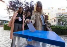 Votación de la jornada continua en un colegio.