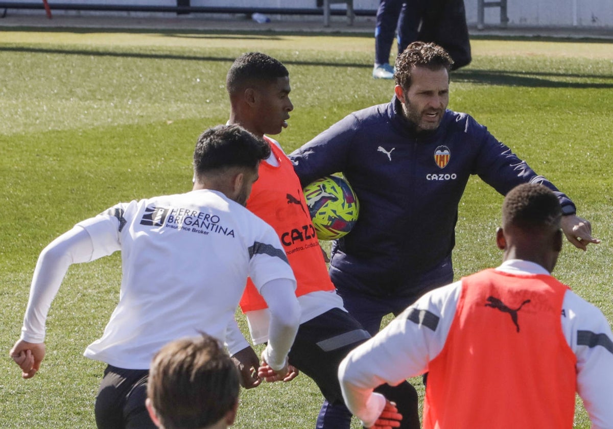 Rubén Baraja, dando instrucciones a Mosquera y Comert, durante un entrenamiento en Paterna esta semana.