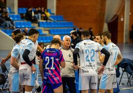 Varios jugadores del Conqueridor atendiendo a la charla del entrenador durante un partido.