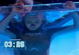 Mariló Montero sumergida en el agua durante la prueba de apnea, este viernes, en 'El Desafío'.