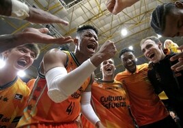 Los jugadores del Valencia Basket celebran la victoria contra el Lenovo Tenerife.