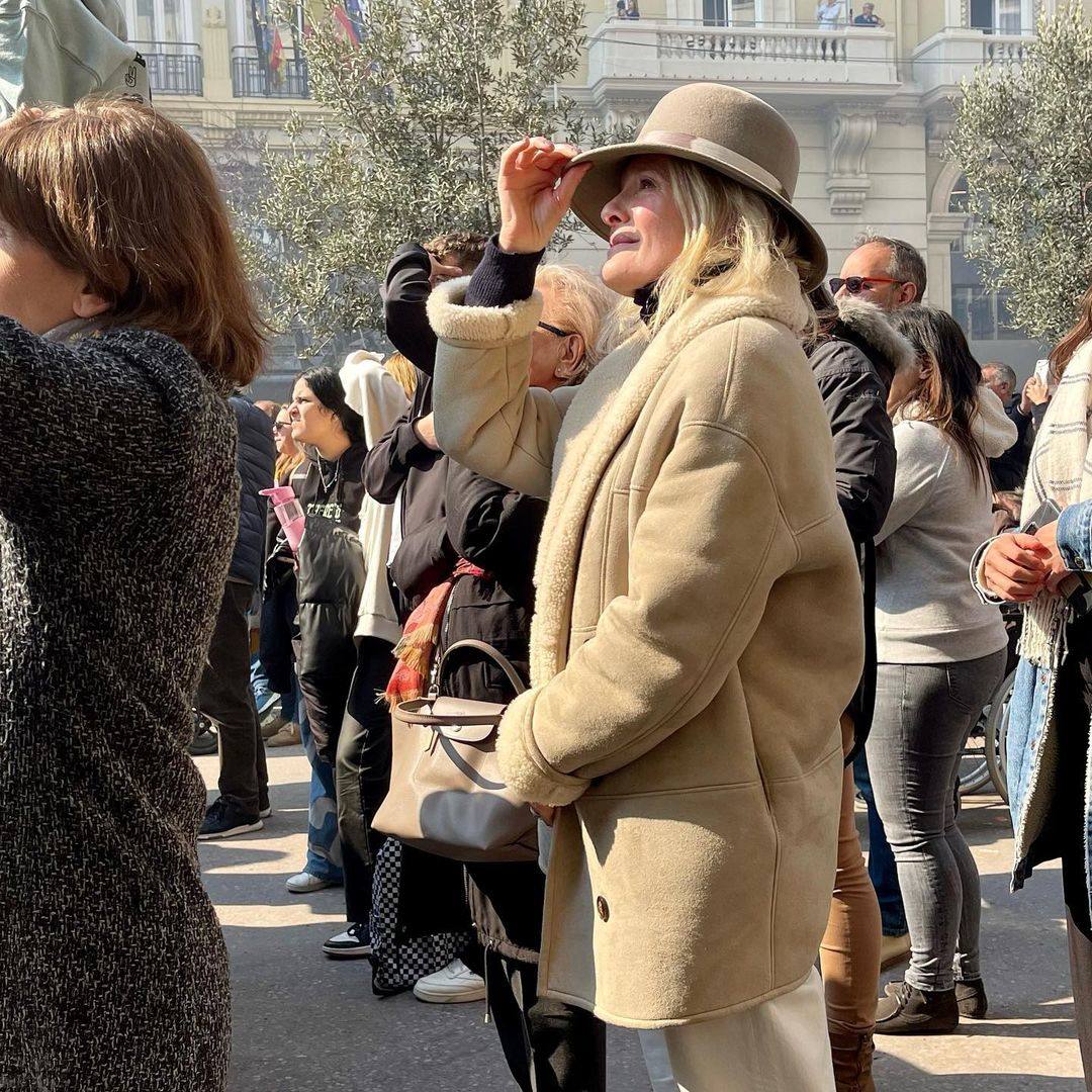 Laura Gallego, disfrutando de la mascletà.