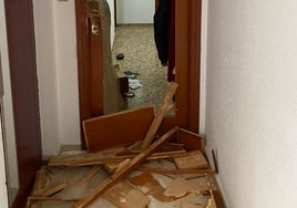 La puerta destrozada de la vivienda donde sucedieron los hechos.