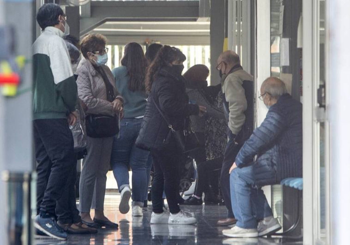 Cola de pacientes en un centro de salud valenciano.