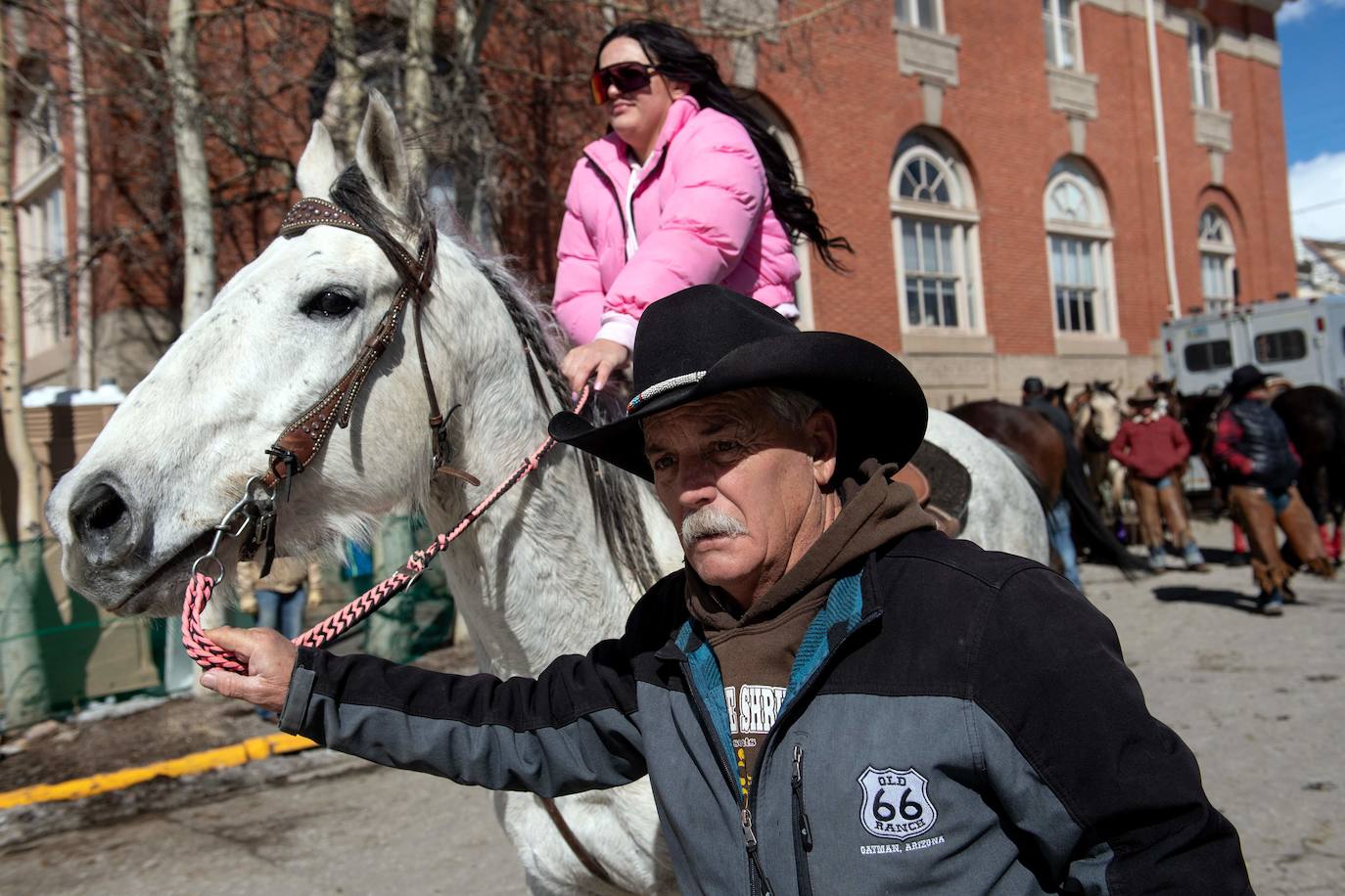 Skijoring: así es la loca carrera que fusiona los caballos, el esquí y el lejano Oeste