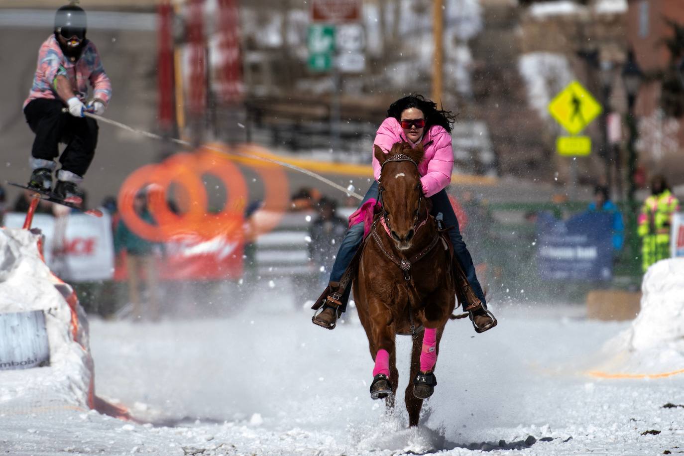 Skijoring: así es la loca carrera que fusiona los caballos, el esquí y el lejano Oeste