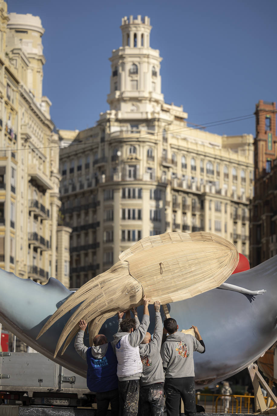 La falla municipal toma la plaza del Ayuntamiento