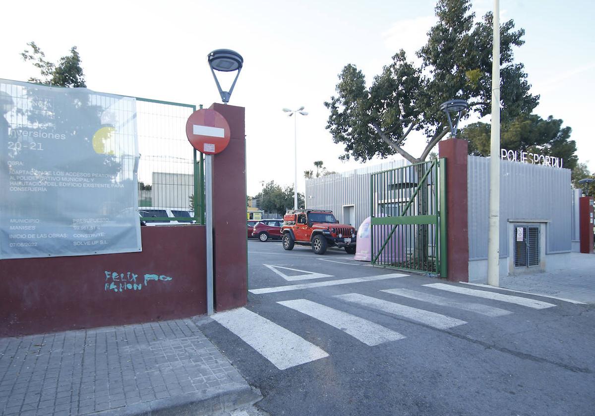 La puerta del polideportivo de Manises, lugar de los hechos.