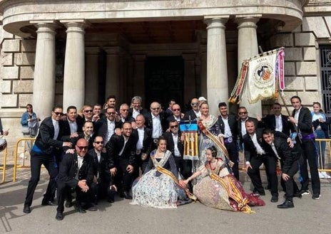 Imagen secundaria 1 - Arriba, la comisión masculina junto a la femenina, antes de salir a por un premio. En la foto central, recogida en abril del año pasado -la oficial se suspendió por la lluvia-. Y abajo, el presidente de Peset con el traje reglamentario junto a la fallera mayor de 2023