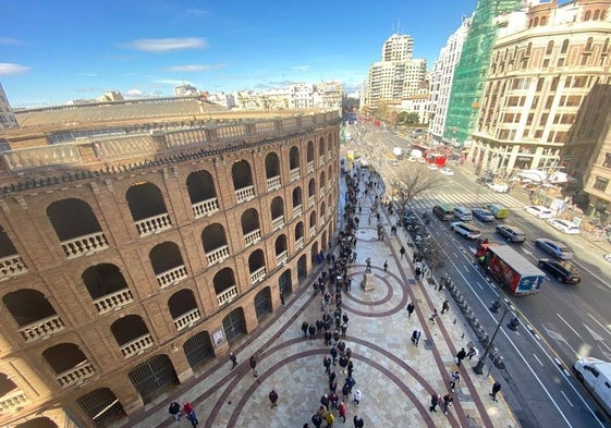 Imagen de la cola que da la vuelta a la plaza de toros de Valencia.