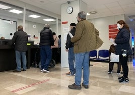 Concentración de médicos a las puertas del servicio de Urgencias del hospital de Llíria, este lunes.