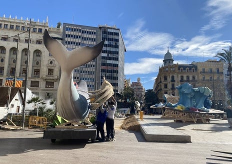 Imagen secundaria 1 - Recepción de piezas de la falla municipal en la plaza del Ayuntamiento. 