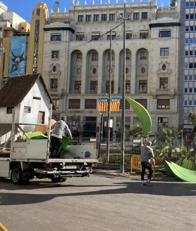 Imagen secundaria 2 - Desembarco de piezas en la plaza del Ayuntamiento.