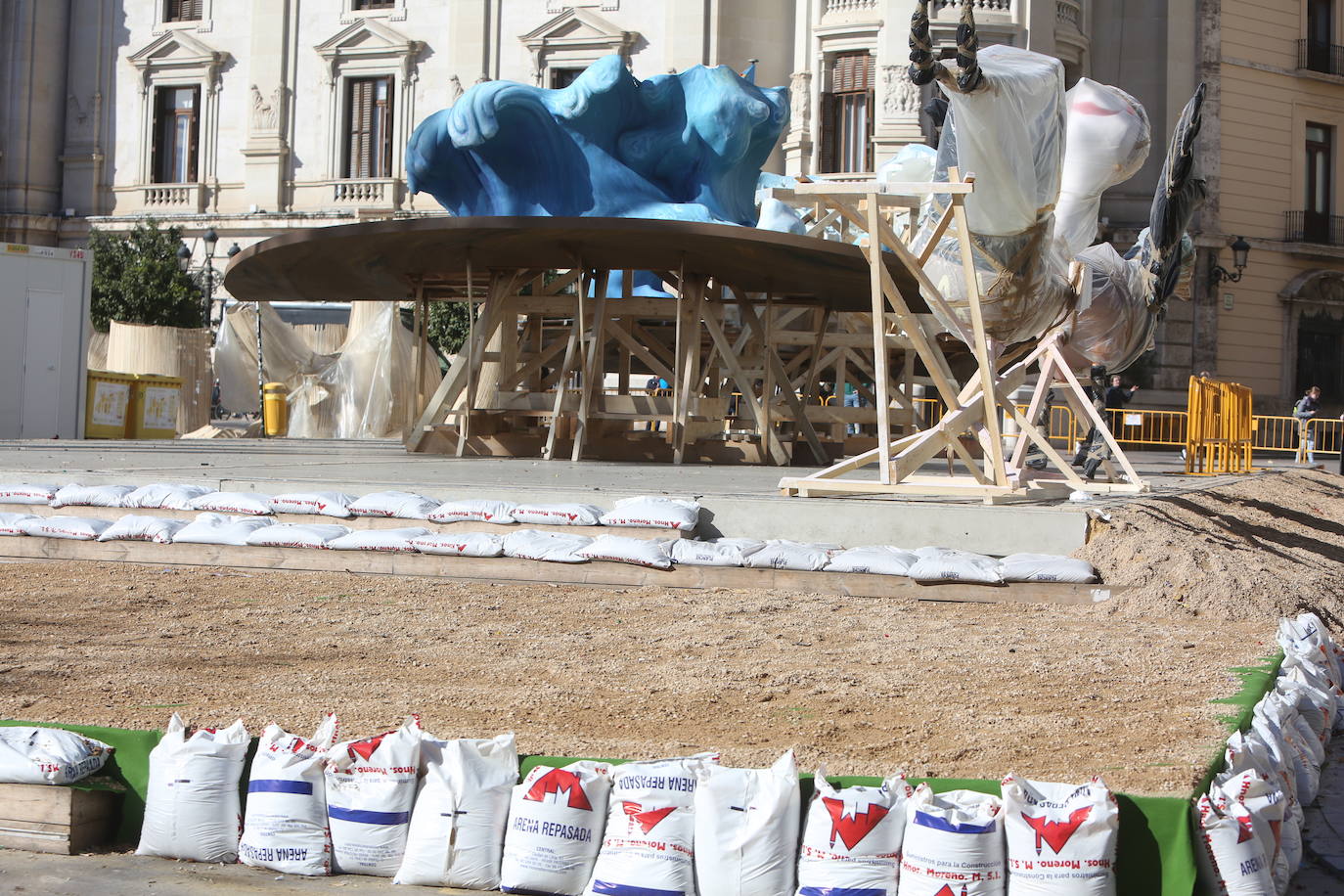 La falla municipal toma la plaza del Ayuntamiento